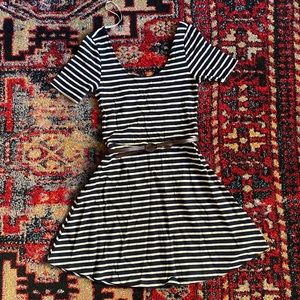 Scoop neck dress with belt